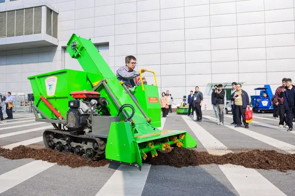 manure cleaning vehicle